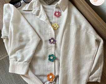 かぎ針編みのボタンフラワーアクセサリー：手作りのカラフルなシャツ