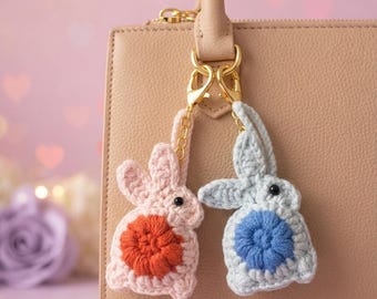 Llavero de peluche de conejito de ganchillo: Adorno para bolso de amigurumi