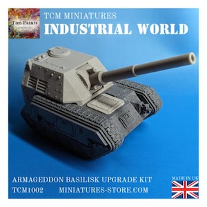 Puede incluir: Maqueta de tanque en miniatura gris del kit de actualización Armageddon Basilisk. El modelo tiene un cañón largo y orugas detalladas. El texto "TCM MINIATURES INDUSTRIAL WORLD" es visible, junto con "ARMAGEDDON BASILISK UPGRADE KIT".