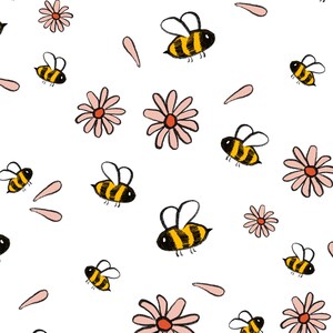 Puede incluir: Un patrón repetitivo sobre un fondo blanco con abejas de dibujos animados, margaritas rosas y pétalos rosas. Las abejas son negras y amarillas, y las margaritas tienen pétalos rosas y centros naranjas.