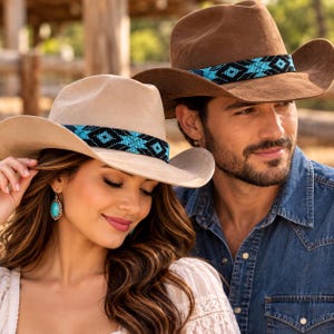 Puede incluir: Dos sombreros de vaquero de fieltro, uno en beige claro y otro en marrón oscuro, cada uno con una banda de cuentas turquesa y negra con un patrón geométrico de diamantes. Los sombreros tienen alas anchas y una corona clásica.