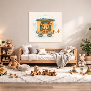 K&ouml;nnte beinhalten: Ein Aquarellgem&auml;lde eines Rentiers in einem Zugwagen mit schneebedecktem Dach. Das Kunstwerk wird &uuml;ber einem h&ouml;lzernen Tagesbett mit Kissen und einer Decke ausgestellt. Der Raum ist mit Spielzeug dekoriert, darunter ein Schaukelpferd und Holzeisenbahnen.