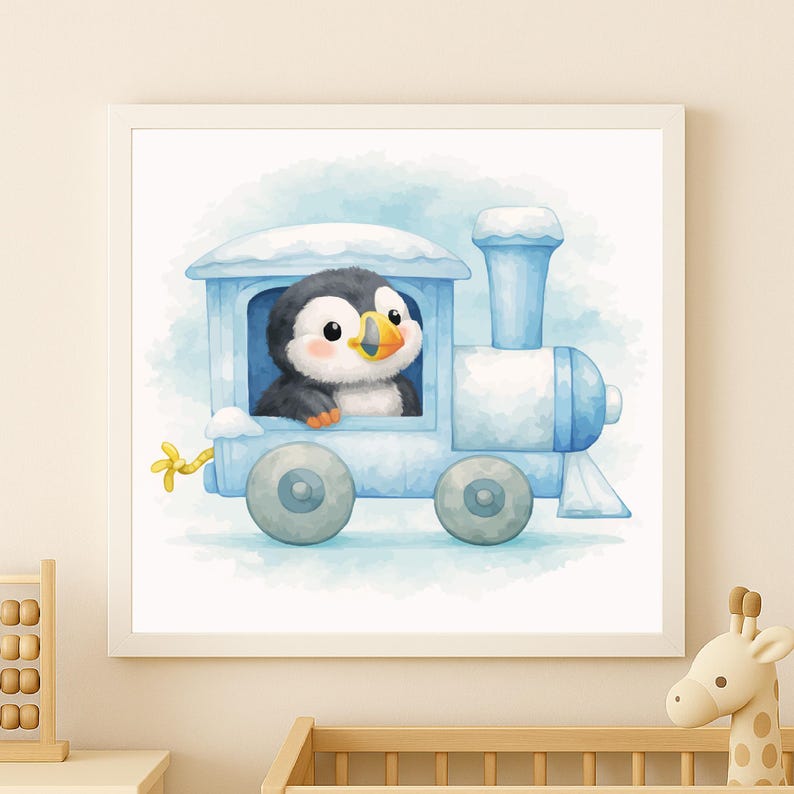 K&ouml;nnte beinhalten: Aquarellillustration eines Pinguins in einem hellblauen Zug. Der Pinguin hat einen schwarzen Kopf, ein wei&szlig;es Gesicht und einen orangefarbenen Schnabel. Der Zug ist hellblau mit grauen R&auml;dern und einer gelben Zugschnur. Das Kunstwerk ist in einem wei&szlig;en quadratischen Rahmen gerahmt.
