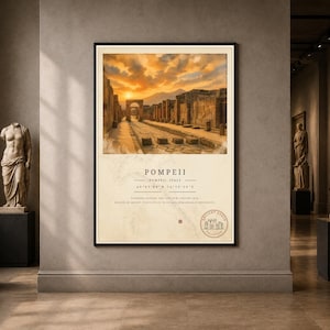 Peut inclure: Une affiche murale rectangulaire présentant une image photographique des ruines de Pompéi, en Italie, au coucher du soleil. L'impression comprend le texte POMPEII, des coordonnées et un tampon circulaire en bas, sur un fond couleur crème.