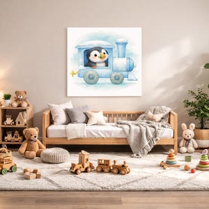 K&ouml;nnte beinhalten: Ein Aquarellgem&auml;lde eines blauen Spielzeugzugs mit einem Pinguinfahrer. Der Zug befindet sich auf wei&szlig;em Hintergrund. Der Raum ist mit Holzspielzeug, einem Holzbett und einem Schaukelpferd dekoriert.