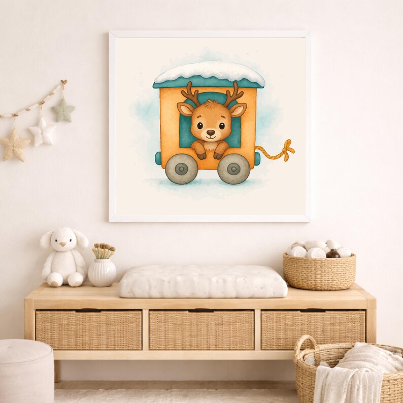 K&ouml;nnte beinhalten: Ein gerahmter Aquarelldruck mit einem niedlichen Cartoon-Rentier in einem orangefarbenen Zugwagen mit schneebedecktem Dach. Das Kunstwerk hat eine weiche Pastellfarbpalette und eignet sich f&uuml;r ein Kinderzimmer.