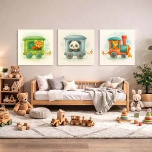 K&ouml;nnte beinhalten: Ein Kinderzimmer mit drei gerahmten Aquarellbildern von Z&uuml;gen mit Tiermotiven. Der Raum umfasst ein Holzbett, Spielzeug, ein Schaukelpferd und ein Pl&uuml;schkaninchen. Die Farbpalette ist weich und einladend.