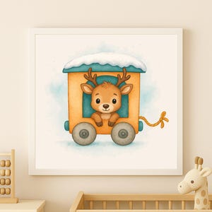 K&ouml;nnte beinhalten: Gerahmte Aquarellillustration eines niedlichen Rehs in einem gelben Zugwagen mit blauem, schneebedecktem Dach. Das Kunstwerk hat einen skurrilen Stil, perfekt f&uuml;r ein Kinderzimmer. Der Hintergrund hat eine hellblaue Aquarellwaschung.