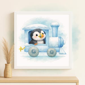 K&ouml;nnte beinhalten: Ein gerahmter Aquarelldruck mit einem entz&uuml;ckenden Pinguin in einem hellblauen Zug. Der Pinguin hat schwarz-wei&szlig;e Federn und einen orangefarbenen Schnabel. Der Zug hat ein verschneites Dach und R&auml;der, vor einem weichen blauen Hintergrund.