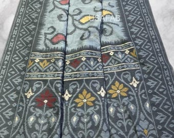 Elegant Traditional Cotton Saree,Intricate Weaving Pallu,Detailed Floral Motifs and Contrasting Woven Border,Festive Wear,Light Weight Saree
