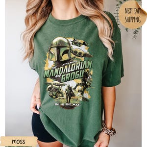 Pu&ograve; includere: T-shirt verde muschio con grafica di Star Wars: The Mandalorian e Grogu. Il design include il casco del Mandaloriano, Grogu e la scritta "THIS IS THE WAY". Una maglietta comoda e casual.