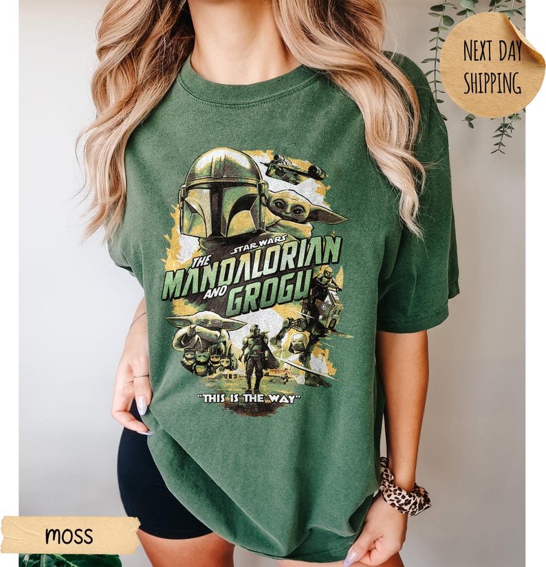 Pu&ograve; includere: T-shirt verde muschio con grafica di Star Wars: The Mandalorian e Grogu. Il design include il casco del Mandaloriano, Grogu e la scritta "THIS IS THE WAY". Una maglietta comoda e casual.