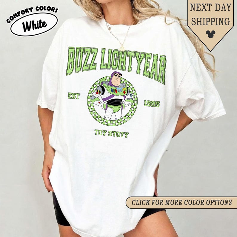 Puede incluir: Una taza de cer&aacute;mica blanca con un asa negra y el texto "But First, Coffee" en negrita negra. La taza se encuentra sobre un fondo neutro, resaltando su dise&ntilde;o sencillo.