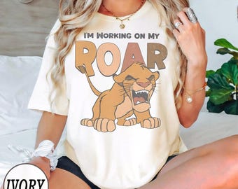 Ich arbeite an meinem Roar Kinder Shirt, Disney Simba König der Löwen Kinder Geschenk, Der Löwen König Tierkönigreich T-Shirt, Disneyland Safari Baby Body®