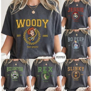 Puede incluir: Un letrero de madera hecho a mano con la palabra "Bienvenido" en una fuente juguetona. El letrero presenta un fondo blanco desgastado y un marco marr&oacute;n oscuro, perfecto para una puerta principal. El letrero mide aproximadamente 30 cm de ancho y 15 cm de alto.