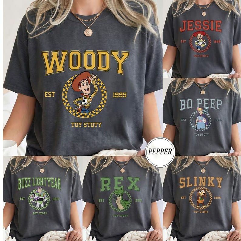 Puede incluir: Un letrero de madera hecho a mano con la palabra "Bienvenido" en una fuente juguetona. El letrero presenta un fondo blanco desgastado y un marco marr&oacute;n oscuro, perfecto para una puerta principal. El letrero mide aproximadamente 30 cm de ancho y 15 cm de alto.