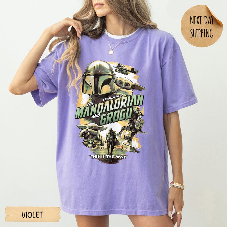 Pu&ograve; includere: T-shirt viola con grafica di Star Wars con The Mandalorian e Grogu. Il design include l'elmo del Mandaloriano, Grogu e il testo "The Mandalorian and Grogu" e "This is the Way".