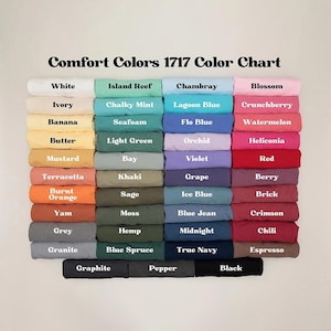 K&ouml;nnte beinhalten: Eine Farbkarte mit dem Titel "Comfort Colors 1717 Color Chart" zeigt eine Vielzahl von Stofffarben. Die Karte enth&auml;lt Farbt&ouml;ne wie Wei&szlig;, Elfenbein, Banane, Butter, Senf, Terrakotta, gebranntes Orange, Yam, Grau und Granit.