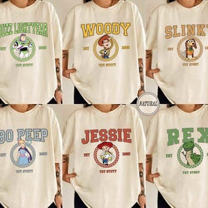 Puede incluir: Camisetas color crema con personajes de Toy Story: Buzz Lightyear, Woody, Slinky, Bo Peep, Jessie y Rex. Cada camiseta muestra el nombre del personaje, una ilustraci&oacute;n y el texto "Toy Story".