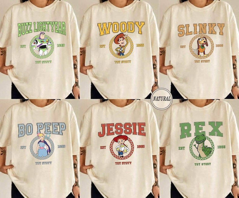 Puede incluir: Camisetas color crema con personajes de Toy Story: Buzz Lightyear, Woody, Slinky, Bo Peep, Jessie y Rex. Cada camiseta muestra el nombre del personaje, una ilustraci&oacute;n y el texto "Toy Story".