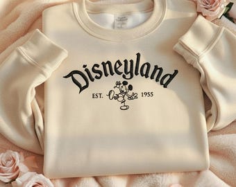 Sudadera bordada de Disneyland EST. 1955, cuello redondo vintage de Mickey Mouse, suéter negro, regalo acogedor para fans de Disney.