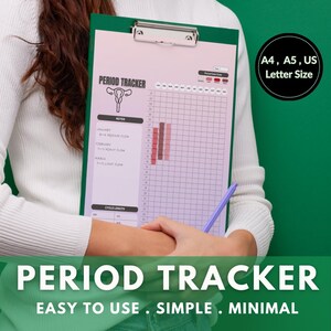 Op de afbeelding: Een klembord met een roze en witte menstruatie tracker grafiek. De grafiek bevat een menstruatiecyclus tracker met notities en een kleurgecodeerde legenda. De tekst "PERIOD TRACKER" staat boven en onder de afbeelding. A4, A5, US Letter formaat.