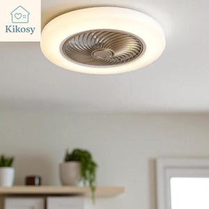 Peut inclure: Un ventilateur de plafond blanc avec un luminaire intégré. Le ventilateur a un design circulaire avec une pale de ventilateur argentée et un anneau extérieur blanc. La lumière est allumée. La marque "Kikosy" est visible en haut à gauche.
