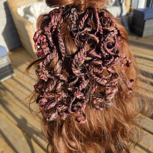 Puede incluir: Una taza de cerámica blanca con un asa negra y el texto "But First, Coffee" en un estilo manuscrito. La taza está sobre una superficie blanca. La taza mide aproximadamente 10 cm de alto.