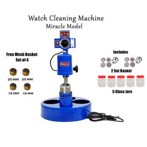 Peut inclure: Machine de nettoyage de montres bleue, modèle "Miracle", avec le texte "Watch Cleaning Machine Miracle Model". Comprend un ensemble de paniers en filet, 5 bocaux en verre et 2 ensembles de paniers. La machine a une base ronde et un cordon d'alimentation noir.
