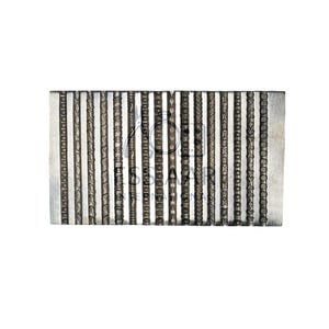 Puede incluir: Un sello metálico rectangular con diseños verticales estampados. El sello presenta varios patrones en relieve, incluyendo formas geométricas y motivos repetitivos. El metal es de color plateado y tiene una apariencia texturizada. El texto "ESSA INTERNATIONAL" es visible.