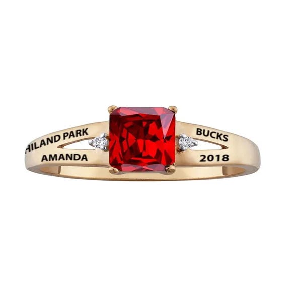 Anillo de graduación personalizable de plata de ley para San Valentín con piedra de nacimiento roja y detalles grabados.