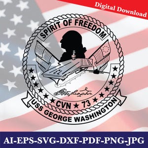 Può includere: Grafica digitale scaricabile in bianco e nero con la USS George Washington CVN 73. Il design include un'immagine di George Washington, una portaerei e il testo "Spirit of Freedom". Lo sfondo è la bandiera americana.