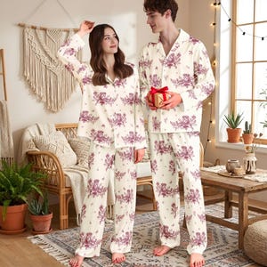 Anpassad Toile de Jouy-pyjamas i långt eller kort set för hundar, personlig pyjamas i cottagecore-stil, pyjamasmönster med hundtryck, presenter till husdjursägare bild 7