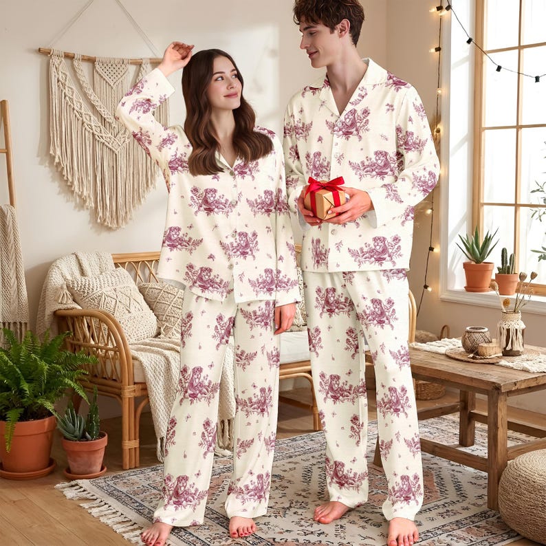 Anpassad Toile de Jouy-pyjamas i långt eller kort set för hundar, personlig pyjamas i cottagecore-stil, pyjamasmönster med hundtryck, presenter till husdjursägare bild 7