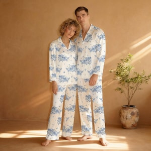 Anpassad Toile de Jouy-pyjamas i långt eller kort set för hundar, personlig pyjamas i cottagecore-stil, pyjamasmönster med hundtryck, presenter till husdjursägare bild 8