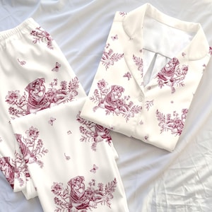 Anpassad Toile de Jouy-pyjamas i långt eller kort set för hundar, personlig pyjamas i cottagecore-stil, pyjamasmönster med hundtryck, presenter till husdjursägare bild 10