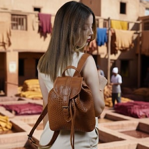 Ręcznie tkany plecak z koziej skóry – marokański plecak podróżny w kolorze camelowego brązu