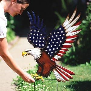 Puede incluir: Juego de tres tazas de cerámica con un esmalte moteado de color crema. Cada taza presenta un diseño floral pintado a mano en tonos azules, verdes y amarillos. Las tazas tienen una forma simple y redondeada y un asa cómoda.