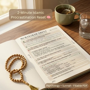 Könnte beinhalten: Ein Muhasabah-Blatt, gedruckt auf Papier mit einer Liste täglicher Aufgaben und Reflexionen, einschließlich Abschnitten für den Morgenstart, den Schatten-Check, den Momentum-Sprint und die Abendabrechnung, begleitet von einer hölzernen Gebetskette.