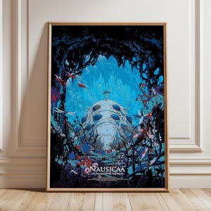 Puede incluir: Impresión artística enmarcada que presenta una escena fantástica con una gran estructura azul claro en el centro, rodeada de flora y fauna vibrantes. La obra de arte tiene una paleta de colores azul oscuro y turquesa, con el texto "Nausicaa of the Valley of the Wind" en la parte inferior.