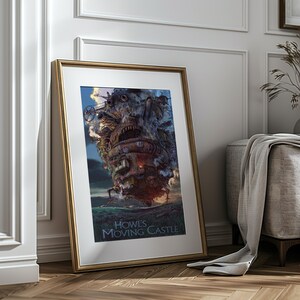 Op de afbeelding: Ingelijste kunstdruk met een gedetailleerde illustratie van Howl's Moving Castle uit de animatiefilm. Het kunstwerk toont het kasteel met ingewikkelde mechanische details tegen een dramatische lucht. De titel "Howl's Moving Castle" staat onderaan.