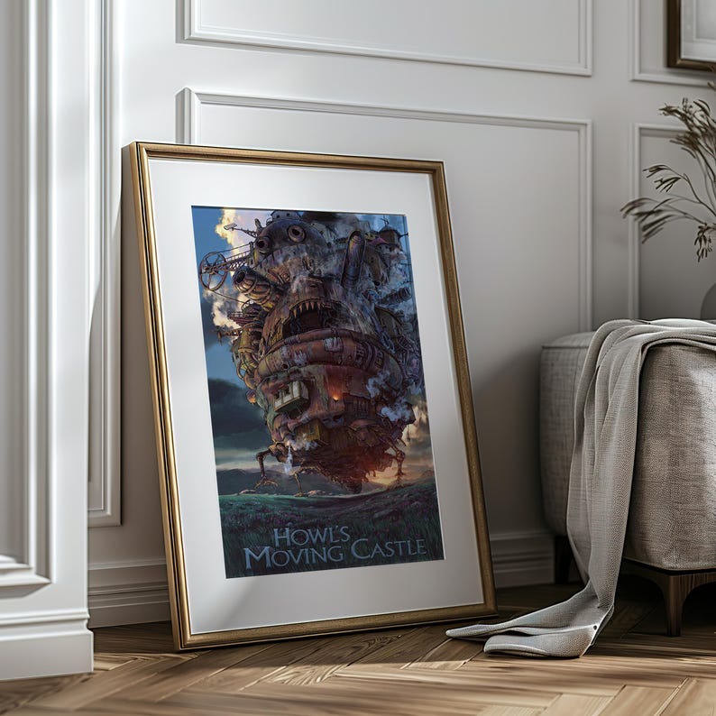 Op de afbeelding: Ingelijste kunstdruk met een gedetailleerde illustratie van Howl's Moving Castle uit de animatiefilm. Het kunstwerk toont het kasteel met ingewikkelde mechanische details tegen een dramatische lucht. De titel "Howl's Moving Castle" staat onderaan.