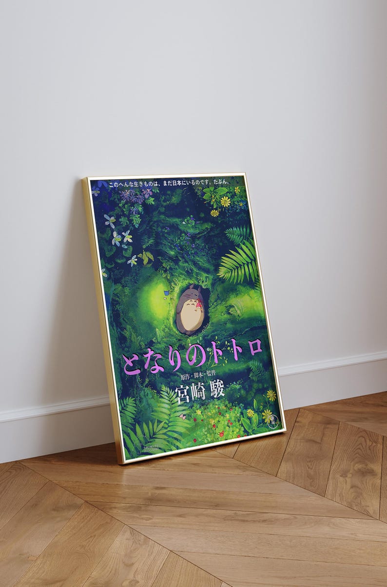 Peut inclure: Une affiche encadr&eacute;e repr&eacute;sentant une sc&egrave;ne du film d'animation "Mon Voisin Totoro". L'&oelig;uvre d'art repr&eacute;sente une sc&egrave;ne de for&ecirc;t avec le personnage Totoro. Du texte japonais est visible en bas de l'affiche.