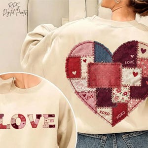 Może przedstawiać: Kremowa bluza z naszywanym sercem z tyłu, z czerwonymi, różowymi i dżinsowymi łatkami. Słowo "LOVE" jest wyświetlane z przodu w stylu patchworku. Projekt zawiera serca i tekst "XOXO".
