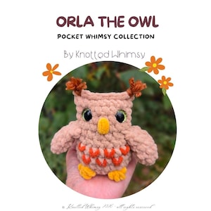 Könnte beinhalten: Ein gehäkeltes Eulen-Stofftier namens Orla the Owl aus der Pocket Whimsy Collection von Knotted Whimsy. Die Eule ist hellrosa mit orangefarbenen Flügeldetails, einem gelben Schnabel, gelben Füßen, braunen Ohrbüscheln und großen, glitzernden schwarzen Augen.