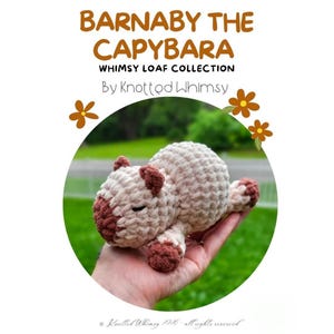 Może przedstawiać: Szydełkowana maskotka kapibara z kremowym tułowiem oraz brązowymi akcentami na nosie, uszach i łapkach. Tekst głosi BARNABY THE CAPYBARA WHIMSY LOAF COLLECTION By Knotted Whimsy, w towarzystwie ilustracji brązowych kwiatów.