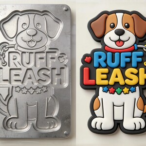 Op de afbeelding: Een rechthoekige metalen mal met een reliëf van een hond en de tekst RUFF LEASH, en een bijbehorende kleurrijke siliconen patch in de vorm van een hond met de tekst RUFF LEASH in blauw en geel, een rode halsband en veelkleurige sterren.