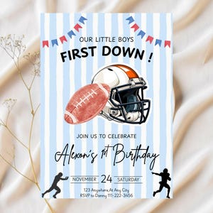 Puede incluir: Invitación a rayas azules y blancas con texto « OUR LITTLE BOYS FIRST DOWN ! » y « Alexon's 1st Birthday ». Ilustración de un casco y un balón de fútbol, con siluetas de jugadores de fútbol.