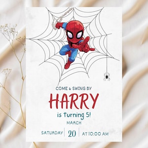 以下が含まれることがあります： スパイダーマンがクモの巣を背景にポーズをとっている誕生日招待状。「COME & SWING BY HARRY is turning 5!」というテキストと、日付と時間：3月20日土曜日午前10時。白い背景にデザインされています。