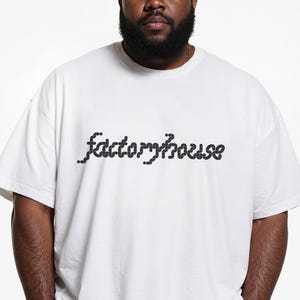 Camiseta con logo de Factoryhouse • Estilo streetwear con tipografía moderna y gráficos minimalistas